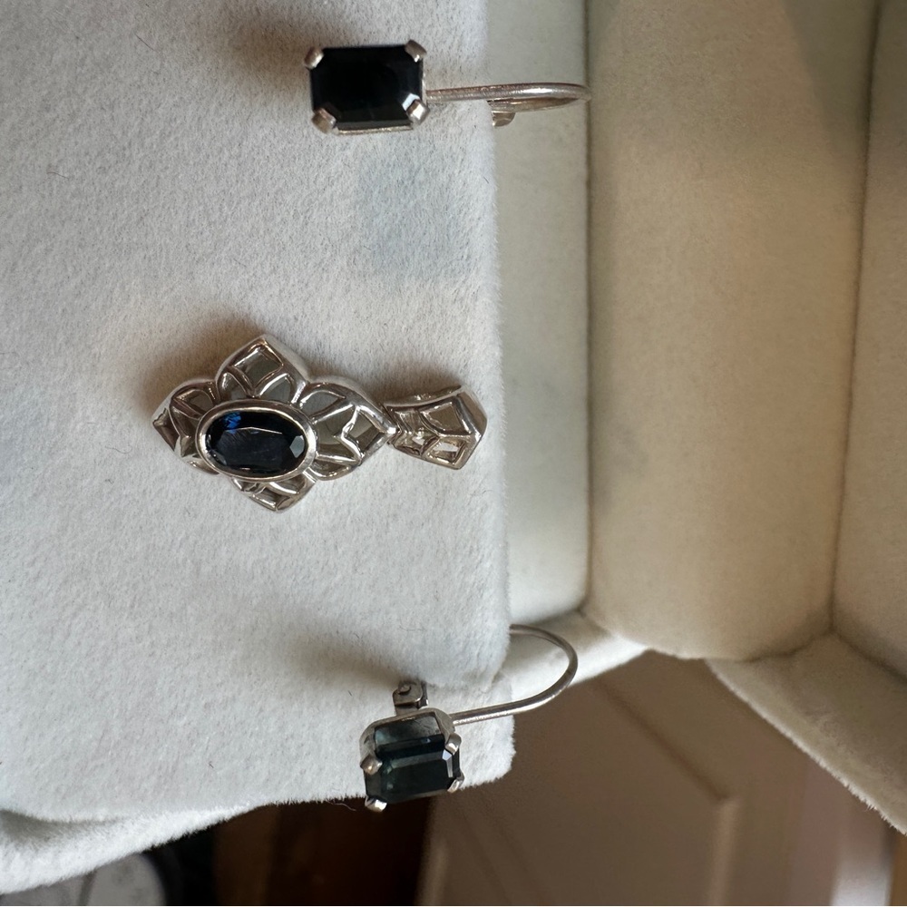Vintage sterling silver and sapphire art deco pendant and earring set. - Picture 5 of 14